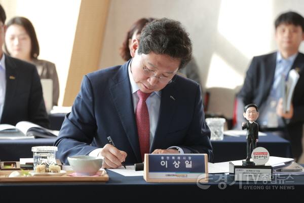 [크기변환]17-2. 이상일 용인특례시장이 12일 화성특례시에서 열린 대한민국특례시시장협의회 2025년 상반기 정기회의에서 특례시 지원에 관한 특별법 신속제정 건의문에 서명하고 있다.jpg