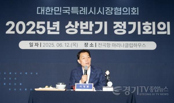 [크기변환]1-2. 이재준 시장이 발언하고 있다..jpg