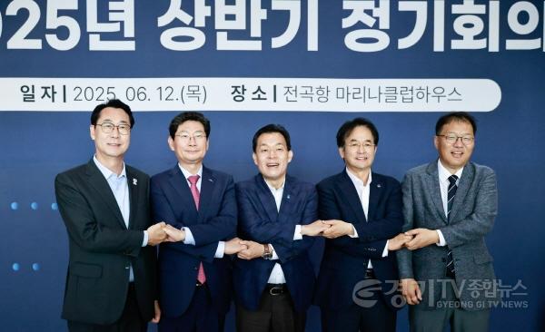 [크기변환]1-3. 이재준 수원시장 등 5개 특례시 시장이 손을 맞잡고 있다..jpg