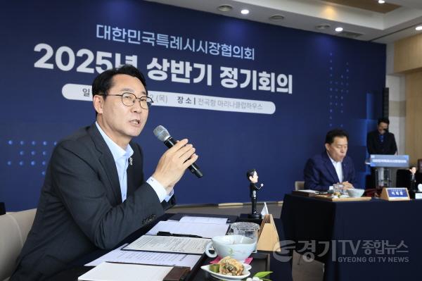 [크기변환]6-2. 대한민국특례시시장협의회 신임 대표회장으로 선출된 정명근 화성특례시장이 12일 대한민국특례시시장협의회 2025년 상반기 정기회의에서 발언하고 있다.jpg