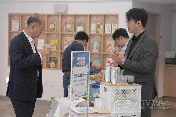 [크기변환]품평회중인 경기도농수산진흥원 최창수원장.jpg