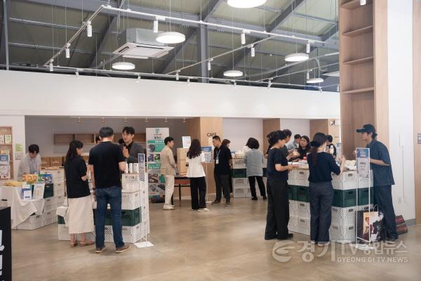 [크기변환]품평회중인 참여자(2).jpg