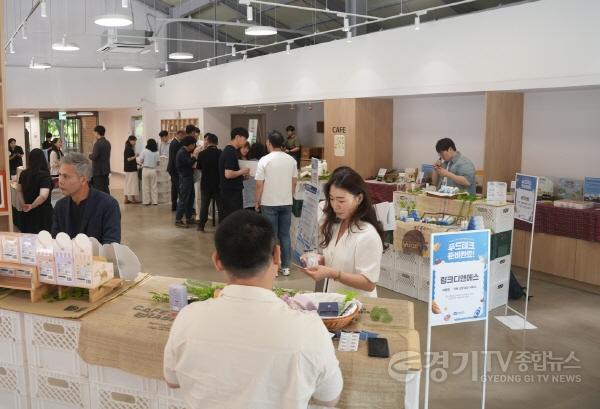 [크기변환]품평회중인 참여자.jpg