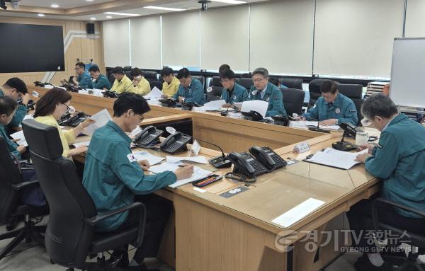 [크기변환]1-1. 화성특례시가 12일 시청 상황실에서 정구원 제1부시장 주재로 _안전대책 추진상황 점검회의_를 개최하고 있다..jpg