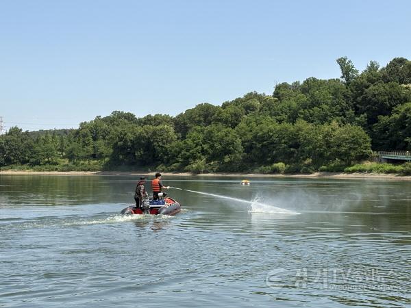 [크기변환]8. 용인특례시가 여름철 기흥저수지 수질관리 위한 방제활동 진행했다..jpeg