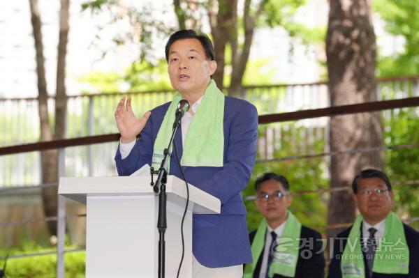 [크기변환]1-2.  이재준 수원시장, 맨발걷기국민운동본부로부터 맨발걷기문화 확산 감사패 받아.jpg