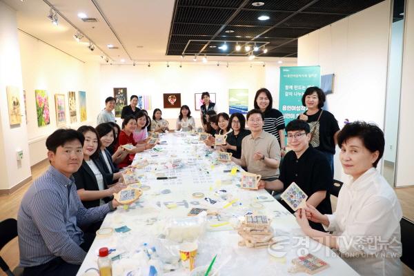 [크기변환]15-1. 15일 이상일 용인특례시장이 용인여성작가회 정기전에 참석해 지역의 여성 예술인을 격려했다..jpg