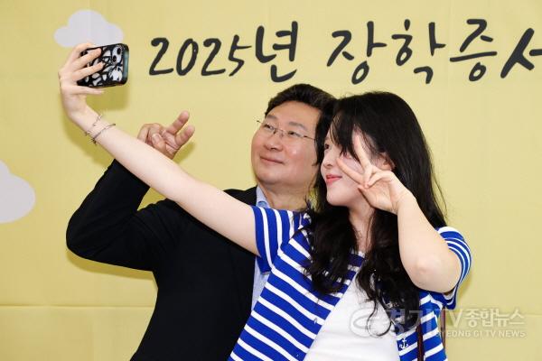 [크기변환]15-5. 이상일 용인특례시장이 14일 열린 용인시장학재단 장학증서 수여식에서 장학생으로 선발된 학생과 사진촬영을 하고 있다..jpg