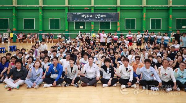 [크기변환]15-8. 이상일 용인특례시장이 15일 제16회 용인특례시 여성부 배드민턴대회에 참석해 축하의 뜻을 전했다..jpg