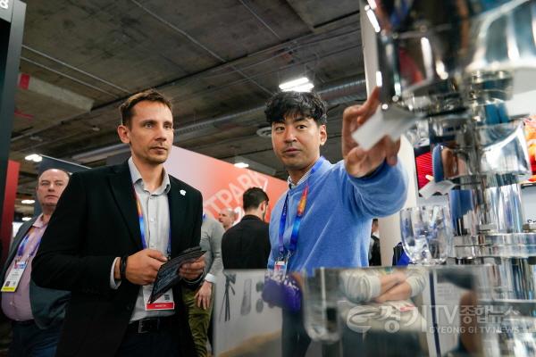 [크기변환]1-4. 올해 1월 CES에서 화성시 기업 제품에 외국인이 관심을 보이고 있다..jpg