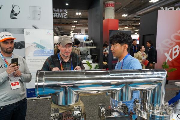 [크기변환]1-5. 올해 1월 CES에서 화성시 기업 제품에 외국인이 관심을 보이고 있다..jpg