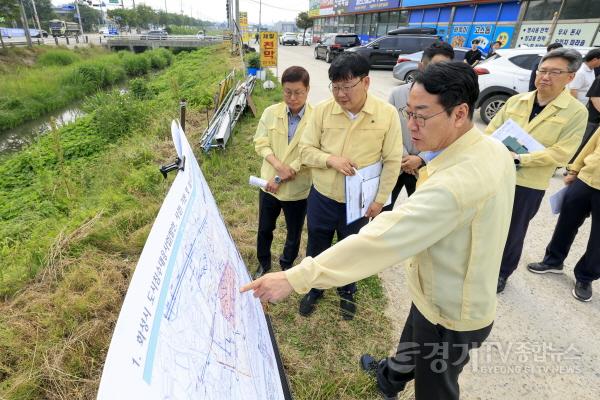 [크기변환]2-1. 정명근 화성특례시장이 13일 사강시장 일대를 방문해 침수피해 대비 상황을 점검했다.jpg