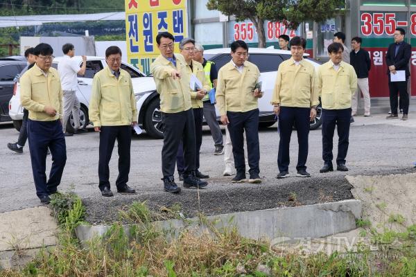 [크기변환]11-5. 정명근 화성특례시장이 13일 제1호 태풍 ‘우딥’ 북상을 앞두고 사강시장 안전점검을 실시했다..jpg