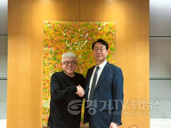 [크기변환]1-５. 「MARS 2025」에서 피아노 연주를 선보일 김형석 작곡가와 정명근 화성특례시장이 함께 있는 모습.jpg