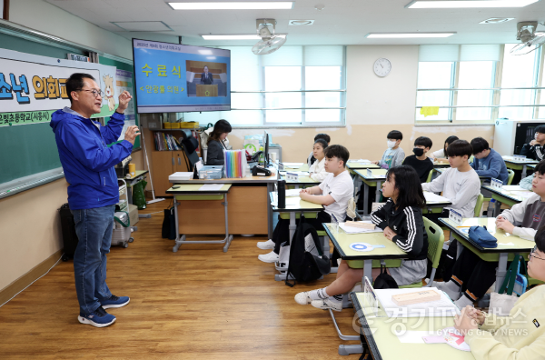 [크기변환]250513 안광률 의원, 은빛초 청소년의회교실 찾아 소통.PNG