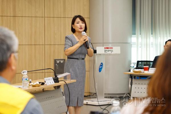 [크기변환]3-2. 16일 용인특례시청 비전홀에서 열린 북한이탈주민 정착 지원 유관기관단체 소통간담회에서 북한이탈주민 출신 방송인 유현주씨가 경험담을 이야기하고 있다..jpg