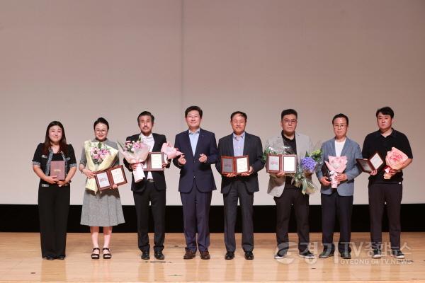 [크기변환]14. 이상일 용인특례시장이 16일 시청 에이스홀에서 시정발전에 공헌한 시민 70명에게 표창을 수여했다..jpg