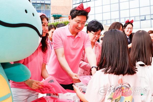 [크기변환]11-4. 18일 상하초에서 캠페인에 참석한 이상일 시장이 홍보물품을 나눠주고 있다.jpg