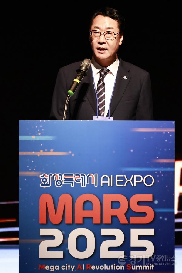 [크기변환]5-2. 정명근 화성특례시장이 18일 MARS 2025 개회식에서 환영사를 하고 있다.jpg