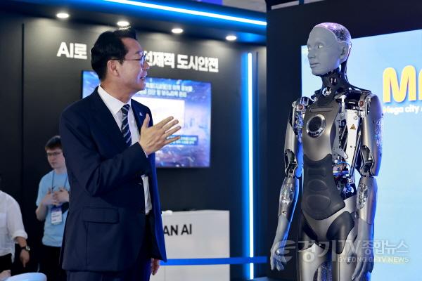 [크기변환]5-1. 정명근 화성특례시장이 아메카 로봇과 대화를 나누고 있다. (2).jpg