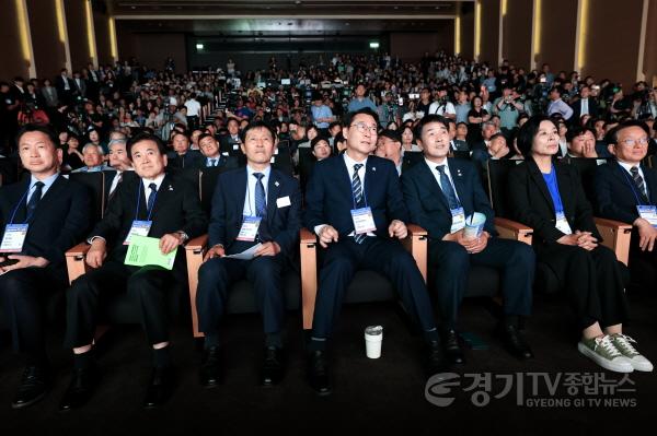 [크기변환]5-6. MARS 2025 개회식에 이학영 국회부의장, 고영인 경제부지사, 최민희 국회 방통위원장 등이 참석했다.jpg