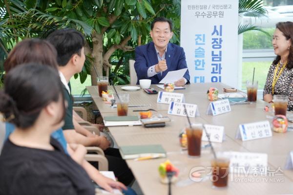 [크기변환]2-1. 이재준 수원시장, 상반기 민원 친절왕·우수공무원 만나 격려.jpg
