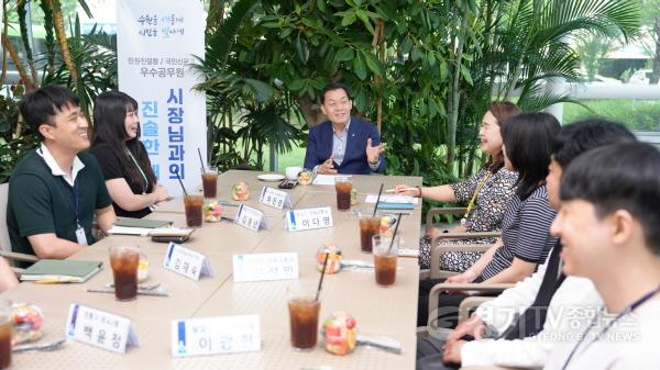 [크기변환]2-2. 이재준 수원시장, 상반기 민원 친절왕·우수공무원 만나 격려.jpg