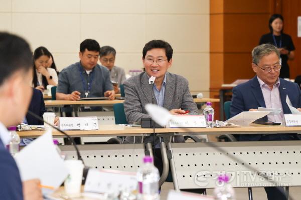 [크기변환]9-1. 이상일 용인특례시장이 18일 열린 2025년 제2회 반도체산업 경쟁력강화위원회 회의에서 인사말을 하고 있다..jpg