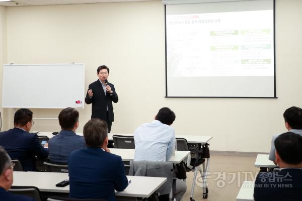 [크기변환]8-2. 이상일 용인특례시장은 19일 UNIST 과정에서 반도체 용인의 미래 주제로 특강을 진행했다.jpg