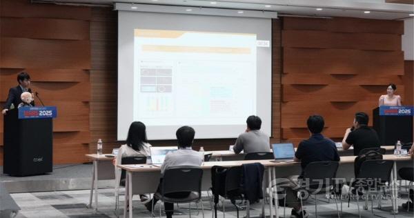 [크기변환](사진1) 18일 MARS 2025 데모데이에서 IR피칭이 진행되고 있다.jpg