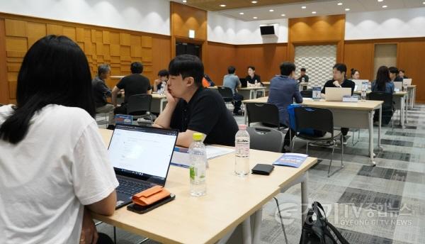 [크기변환](사진2) 18일 MARS 2025 데모데이에서 투자 상담이 진행되고 있다.jpg