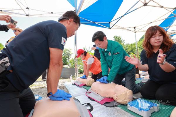 [크기변환]7-2. 22일 이동저수지에서 열린 레디-용 봉사단 인명구조 모의훈련에 참석한 이상일 시장이 심폐소생술 실습을 하고 있다.JPG