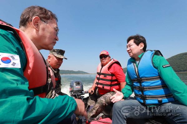 [크기변환]7-3. 22일 이동저수지에서 이상일 시장이 보트를 타고 시찰하고 있다.JPG