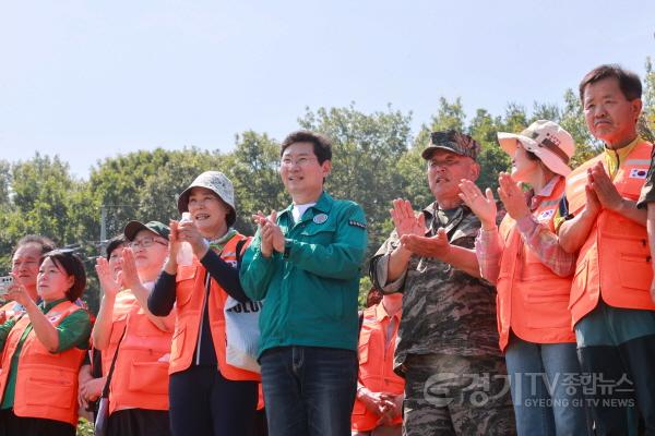 [크기변환]7-4. 22일 이동저수지에서 열린 레디-용 봉사단 인명구조 모의훈련에 참석한 이상일 시장이 인명구조 모의훈련을 참관하고 있다.JPG