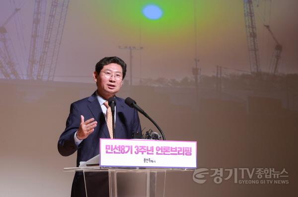 [크기변환]8-2. 이상일 용인특례시장은 23일 시청 에이스홀에서 민선8기 3주년 언론브리핑을 개최했다.jpg