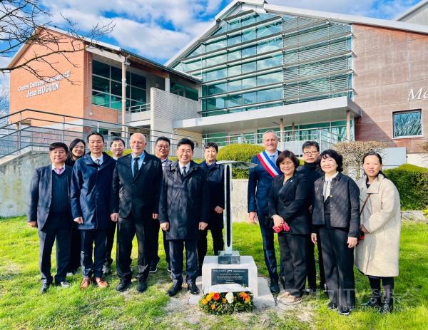 [크기변환]3. 양평군 프랑스 쉬이프시 방문 한인 100주년 기념비 헌화.jpg