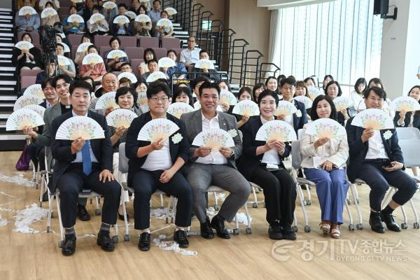 [크기변환]2.화성특례시의회 시의원 기념 사진.jpg