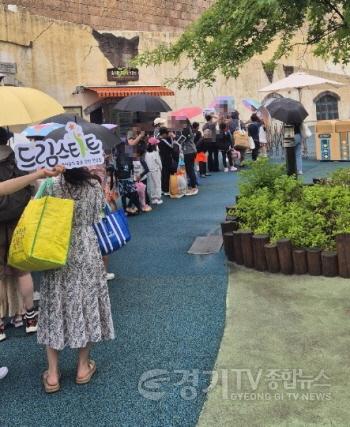 [크기변환]7. 용인특례시 드림스타트가 아동과 양육자를 대상으로 물놀이 체험 프로그램을 진행했다..jpeg