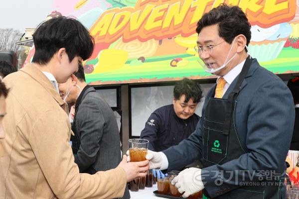 [크기변환]10-2. 이상일 용인특례시장이 지난 3월 25일 에버랜드에서 다회용기 사용 확대를 위한 캠페인에 참여했다.jpg