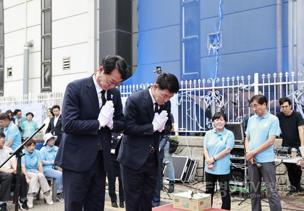 [크기변환]9-2. 정명근 화성특례시장과 배정수 화성시의회 의장이 희생자를 추모하며 묵념하고 있다.jpg