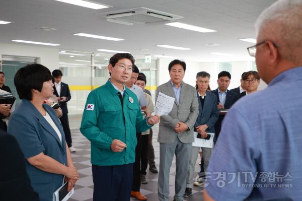 [크기변환]9-1. 23일 동천청소년문화의집에서 이상일 시장이 철저한 하자 보수를 지시하고 있다.jpg