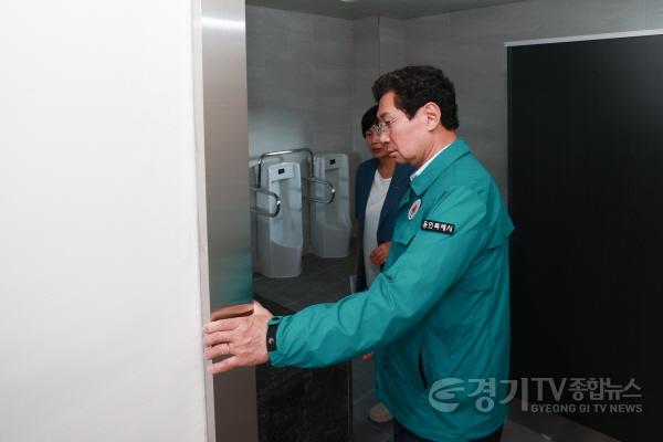 [크기변환]9-2. 23일 동천청소년문화의집에서 이상일 시장이 시설을 확인하고 있다.jpg