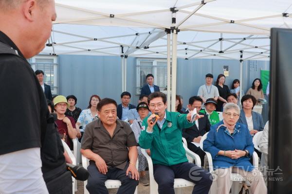 [크기변환]9-3. 23일 옛 기흥중 부지에 추진 중인 다목적체육시설에서 이상일 시장이 브리핑을 듣고 있다.jpg
