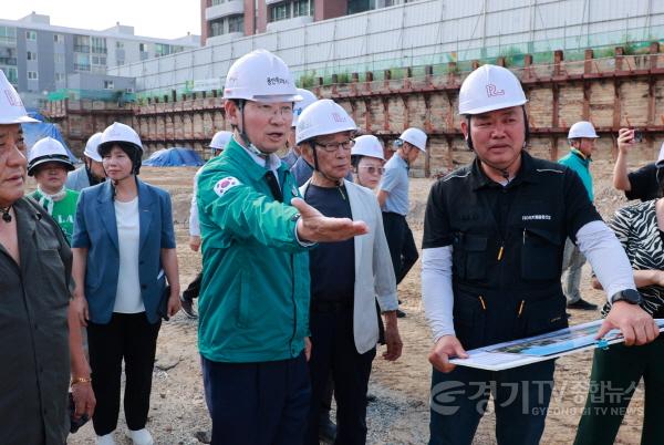 [크기변환]9-4. 23일 옛 기흥중 부지에 추진 중인 다목적체육시설 건설 현장에서 이상일 시장이 현장 점검을 하고 있다.jpg