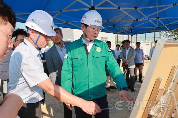 [크기변환]9-5. 23일 구성역 5번 출구에서 이상일 시장이 브리핑을 듣고 있다.jpg