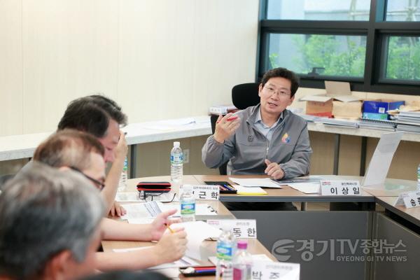 [크기변환]8-3. 이상일 용인특례시장은 24일 처인구 고림동 힐스테이트 용인 둔전역 아파트를 방문해 공동주택 민생현장 소통버스킹의 첫문을 열고 입주민들과 소통했다.jpg