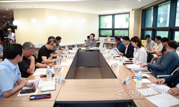 [크기변환]8-2. 이상일 용인특례시장은 24일 처인구 고림동 힐스테이트 용인 둔전역 아파트를 방문해 공동주택 민생현장 소통버스킹의 첫문을 열고 입주민들과 소통했다.jpg