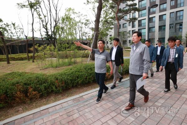 [크기변환]8-1. 이상일 용인특례시장은 24일 처인구 고림동 힐스테이트 용인 둔전역 아파트를 방문해 공동주택 민생현장 소통버스킹의 첫문을 열고 입주민들과 소통했다.jpg