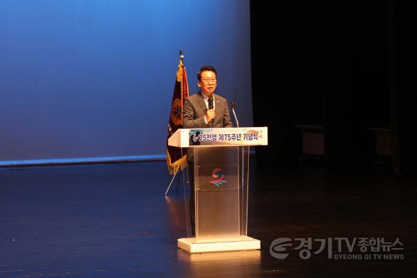 [크기변환]사진3) 6.25전쟁 제75주년 기념식에서 국민의례하는 모습.jpg