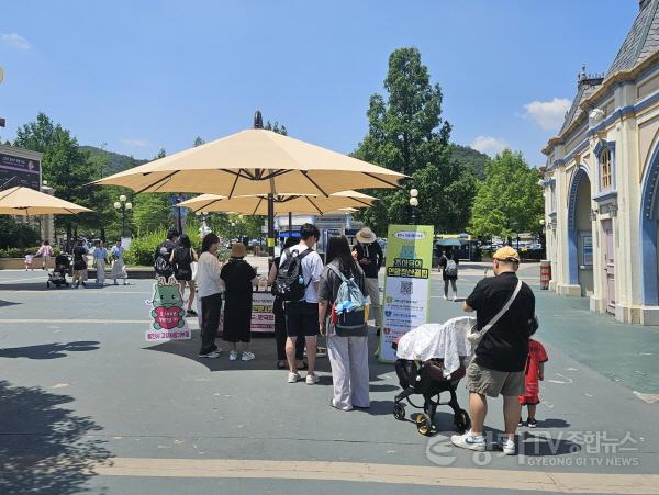 [크기변환]4-2. 용인특례시가 지난 23일 에버랜드에서 고향사랑기부제 동참을 위한 홍보부스를 운영했다. (1).jpg
